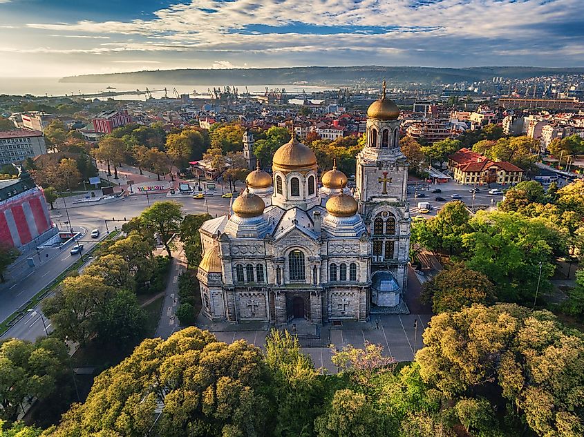 Вид с воздуха на Успенский собор в Варне