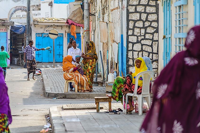 Местные жители на улице в Джибути. 