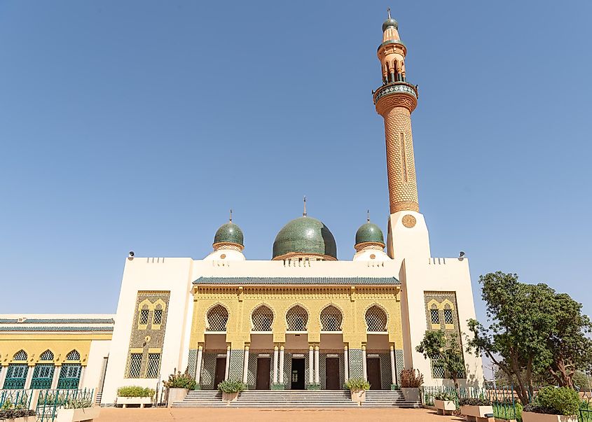 Большая мечеть Ниамея расположена в Ниамее, Нигер. 