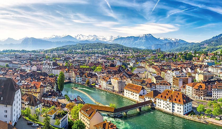 Исторический центр города Люцерна с известным мостом часовни и озером Люцерн, кантоном Люцерна, Швейцарией