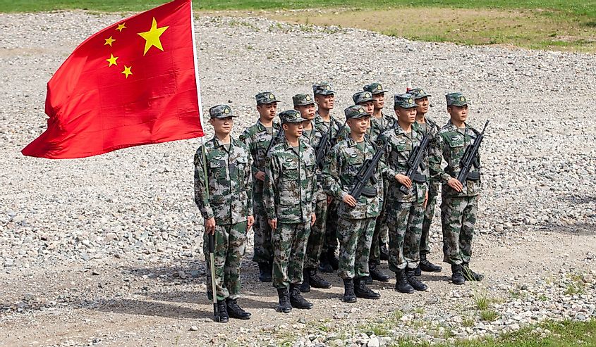 взвод китайских солдат с китайским флагом