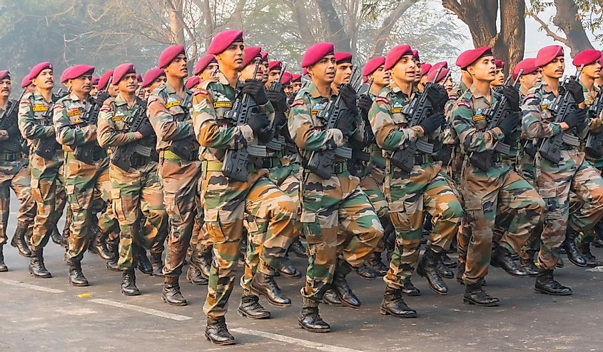 Офицеры вооруженных сил Индии проходят маршем с ручными пулеметами