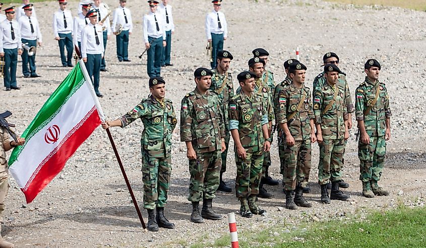 взвод солдат иранской армии с флагом Исламской Республики Иран