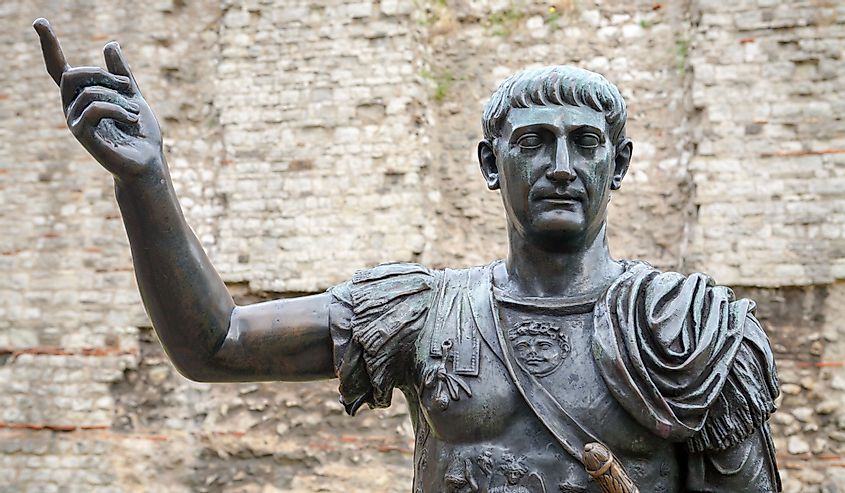 Бронзовая статуя римского императора Траяна