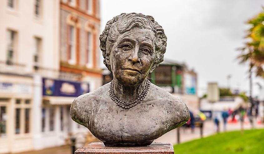 Статуя Агаты Кристи, известной писательницы-детективов, в городе Торки, Великобритания.