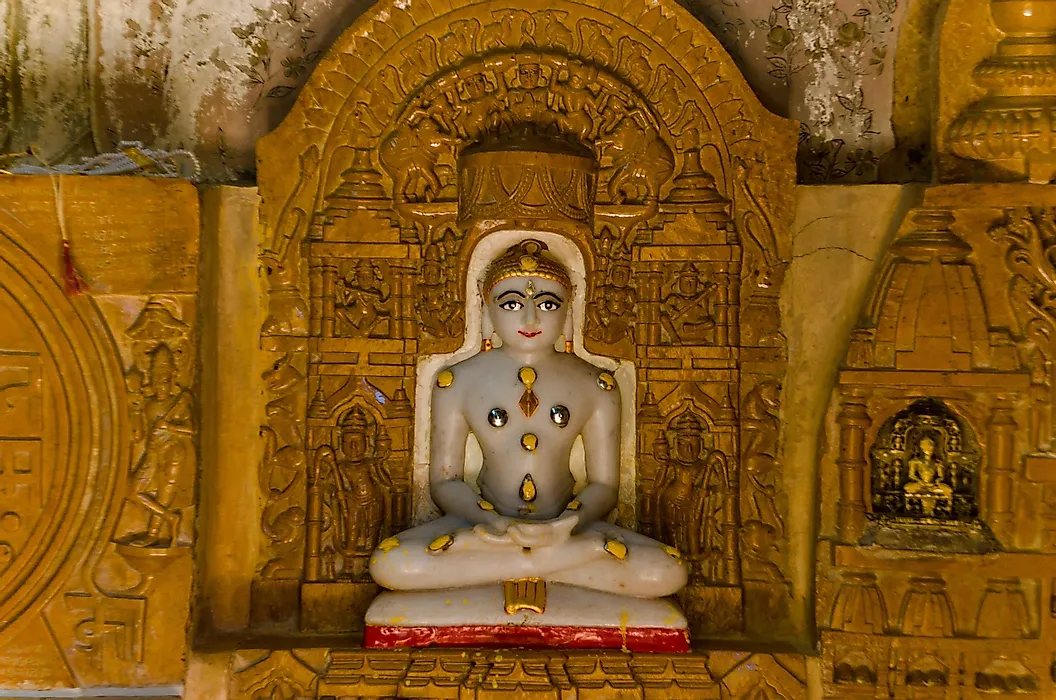 Скульптура Ришабха - первого тиртханкары джайнизма.