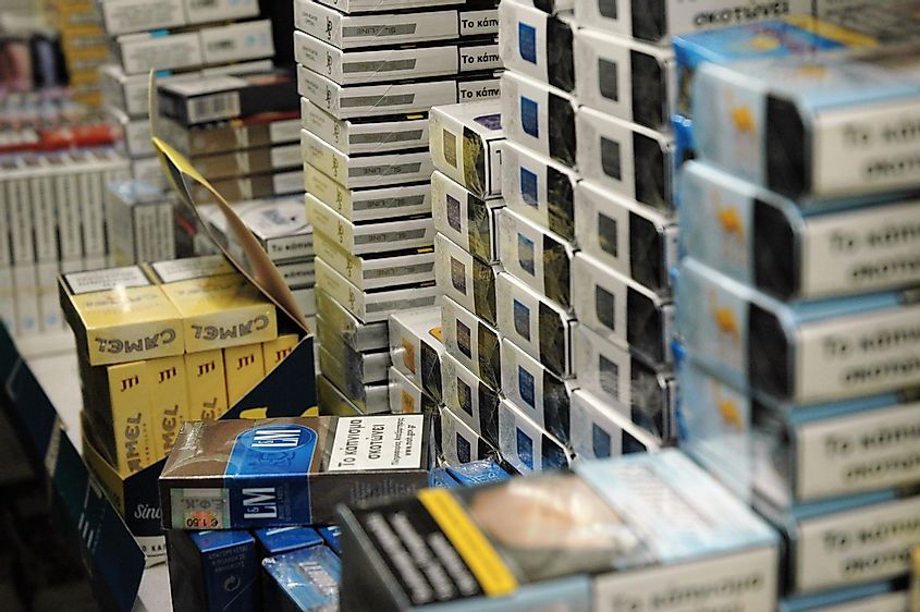 Пачки сигарет многих марок в местном табачном магазине, Афины, Греция
