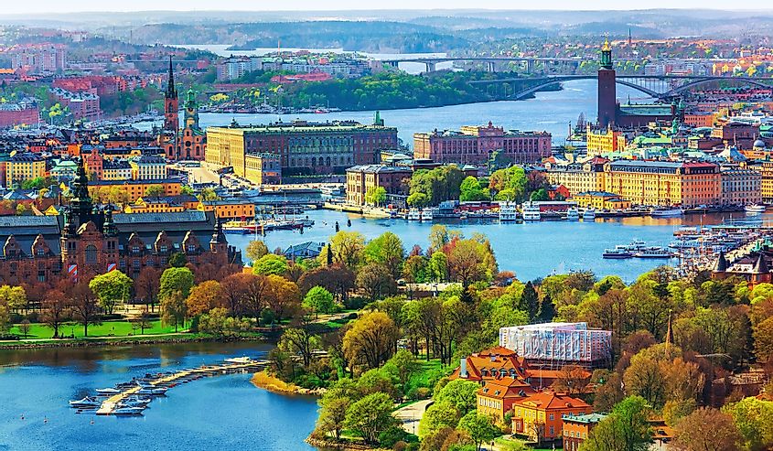 Живописная летняя воздушная панорама архитектуры Старого города в Стокгольме, Швеция