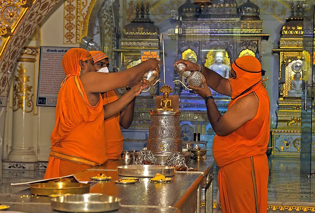 Джайнские преданные поливают водой идола Господа Паршванатха