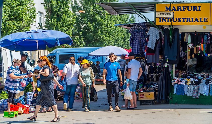 Кишинев, Молдова, уличная фотография людей и магазинов на рынке 