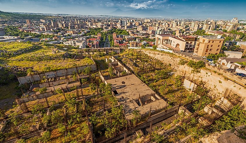 заброшенная строительная площадка на вершине памятника Каскад в Ереване, как символ бедности и стагнации экономики, Ереван, Армения