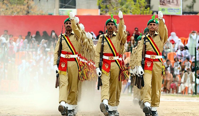 Пакистанские военные выступают на церемонии открытия Белуджистанского спортивного фестиваля.