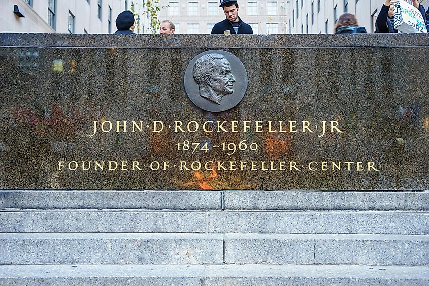 Мемориальная доска Джону Д. Рокфеллеру-младшему в Рокфеллер-центре