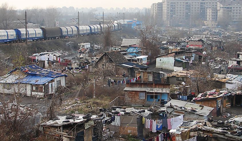 Цыганские трущобы в Белграде, Сербия, городское поселение, бедность, мусор или свалка, дома и лачуги