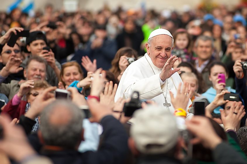 Папа Римский Франциск I приветствует собравшихся молящихся в Риме, Италия,