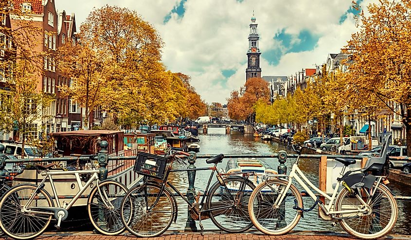 Велосипед над каналом в Амстердаме, Нидерланды