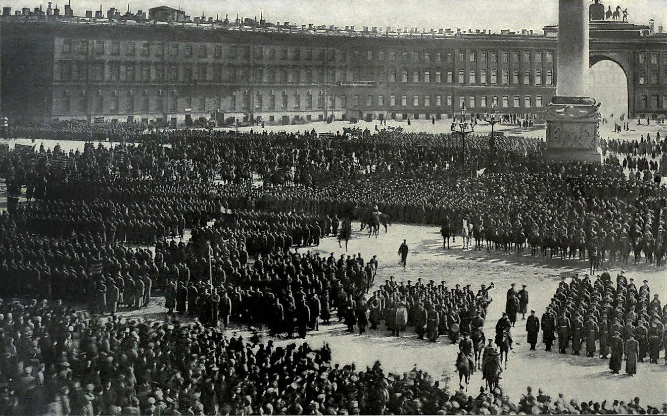 Офицеры русской армии приносят присягу на верность в Зимнем дворце, 1917 год